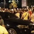 Vozač BMW-a zaleteo se na građane tokom blokade (VIDEO)