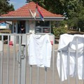 Protest belih mantila ispred zatvora na Klisi zbog uhapšenih medicinara