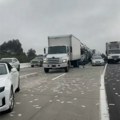 Dramatičan snimak: Starac (70) preleteo svih 6 traka auto-puta u Njujorku, pojavio se niotkuda