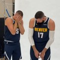 VIDEO „Hoćete li da ga poljubim?“: Jokić reagovao zbog zahteva fotografa, pa mu bilo neprijatno sa Valančijunasom zbog jednog…