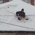 (Video) Čistila sneg sa krova, pa uništila komšiji auto: Nesvakidašnja scena snimljena u Šapcu, ogroman komad pao sa velike…