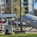 Skočio da izbegne autobus! Tinejdžer (17) zadobio povredu glave u nesreći na autobuskom stajalištu u Nišu (foto, video)