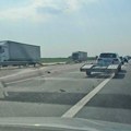 FOTO: Šleper na auto-putu Novi Sad - Beograd probio ogradu, uleteo u suprotne trake i naleteo na više vozila