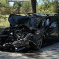 (Foto) Teška nesreća kod Rafinerije u Novom Sadu! Auto potpuno smrskan, vozač hitno prevezen u KBC
