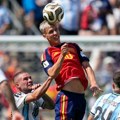 Bruka i sramota! Legendarni Arggentinac pesnicom brutalno raspalio fudbalera Barselone (video)