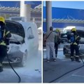 (Video) Planuo automobil na parkingu! Brzom reakcijom vatrogasaca sprečeno širenje požara