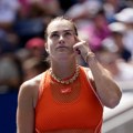 Sabalenka prekinula meč: Neko na tribinama puši travu