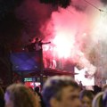 Policija se povukla, automobili trubili celu noć: Stotine hiljada građana slavilo pobedu Studentske liste