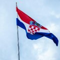 Mladići koji su skinuli hrvatsku zastavu sa brda kod Knina, pušteni da se brane sa slobode