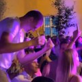 (Video) Jokić napravio lom u kafani: Popeo se na stolicu, Aco Pejović pevao pesmu koja ga je pogodila u dušu