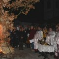 Praznične liturgije, paljenje Badnjaka i lomljenje česnice ispred Crkve Sveti Prokopije u Prokuplju