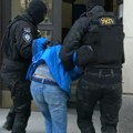 "Zabranjeni" pištoljem pokušali da otmu "reno senik": Sačekali ga ispred menjačnice na Novom Beogradu i tukli