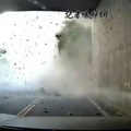 Vozač izbegao smrt u poslednjem trenutku: Jeziv snimak kruži internetom, sve se u par sekundi pretvorilo u potpuni mrak…