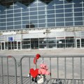 Policija u Novom Sadu: Radimo na identifikaciji osobe koja je urinirala na cveće kod Železničke stanice