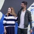 Jelena Đoković u ležernoj kombinaciji: Duks sa prugama, bele patike, ali dužina suknje je diskutabilna