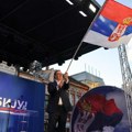 Vučić u Nišu razvio barjak slobode! Predsednik na Svenarodnom skupu završio moćan govor, pa uzeo zastavu Srbije (video)