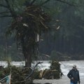 Расте број жртава у Тексас: Међу 80 погинулих у поплавама 28 су деца, наставља се потрага за несталима