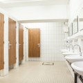 Evo koju kabinu bi trebalo da koristite u javnim toaletima Zanimljivo istraživanje otvorilo oči - ovo vam ne bi palo na pamet