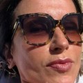 Skinula se voditeljka u šestoj deceniji, a noge nikad bolje nije imala: Uslikana je "odozdo"