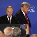 (Video) Putinu klecaju kolena, Tramp ne može da pogodi pravu liniju?! Pogledajte neverovatne snimke dvojice lidera koji su ceo…