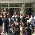 Obukli najlepša odelca i haljinice, učiteljica ih grli! Prvog dana škole svečano u Severnoj Mitrovici, pogledajte prijem…