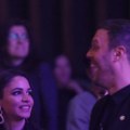 (Paparaco) stiže treća snajka: Igor Kojić na tatinom koncertu sa novom devojkom: Lepa brineta ponosno pozira u loži (Video)