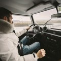 Зашто вожња аутомобила у зимској јакни може да буде опасна?