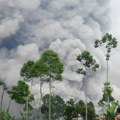 (Video) Pepeo se diže 800 metara uvis: Četiri nove erupcije zabeležene na vulkanu u Indoneziji