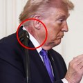 (Foto) šta je ovo na Trampovom vratu? U senci sukoba na Bliskom istoku trag na američkom predsedniku podigao sumnje! Hitno se…