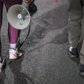 Protest studenata u Severnoj Mitrovici, građani sedeli po kafićima