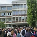 VIDEO: Učenici Jovine zaključani u Mašinskoj, roditelji protestuju ispred škole, direktor kod vrata