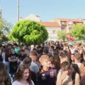 (VIDEO) Ispred Jovine gimnazije suspendovani profesori drže javne časove
