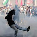 Demonstranti protiv G7 u Ženevi bacali baklje i kamenje na zgradu UN, policija ispalila suzavac