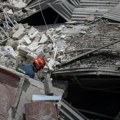 Haos u centru Atine: Urušila se stambena zgrada; Spasioci tragaju za zatrpanim ljudima FOTO/VIDEO