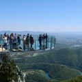 (Foto) Vidikovac na Kablaru sa staklenim podom posetilo 20.000 ljudi za mesec dana