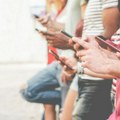 Roditelji zamenjeni influenserima: Šta je internet introjekcija i kako oblikuje svest mladih?
