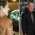 Žena Toma Henksa iznenadila "golišavom" slikom: Na leđima joj je tetovaža ogromnog krsta, svi su primetili ovo