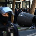Haos u Francuskoj: Tinejdžeru razneta šaka na protestu