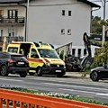 Prizor sa mesta nesreće ledi krv u žilama: Automobil se zakucao stajalište i završio prevrnut na krovu