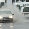(Video) Automobili se jedva probijaju, ulice pod vodom! Jaka kiša izazvala potop u Čačku, nadležne ekipe ona terenu
