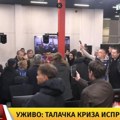 Grupa građana ušla u zgradu Informera i prekinula program: Vučićević napustio prostorije uz pratnju