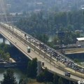 Lančani sudar na mostu na Adi: Delovi vozila rasuti po putu, formiraju se ogromne kolone