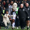 "Pusti ga da umre!" Sramotan dan engleskog fudbala - hapšenje nasred terena, igrač otrčao po ženu i decu! (foto)