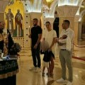 (Foto) Veljko Ražnatović krstio sina Isaija: Intimna ceremonija u Hramu Svetog Save: Bogdana blista u beloj haljini, a tu je…
