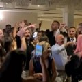 "Dekica je najjači" Snimak sa svadbe u Kragujevcu raspametio Srbiju: Ovako se stariji ljudi vesele uz Bubu i Džalu, hit…