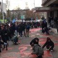 Novi protest: Opozicija i aktivisti ispred Skupštine grada Novog Sada, blokada i kod Vukovog spomenika