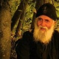 Starac Pajsije otkriva Ovo su znakovi da vas prati roditeljska kletva, evo šta obavezno morate da uradite!