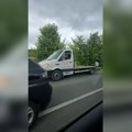 (Video): Drama na kružnom putu u Leštanima: Dva automobila sletela sa puta i završila u kanalu, stvara se velika gužva