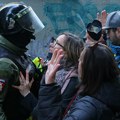 Drugi dan blokade suda: Mali broj zaposlenih uspeo da uđe u zgradu, policija koristila biber sprej i odgurivala građane (FOTO…