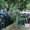 FOTO i VIDEO: Drugi dan blokade suda, mali broj zaposlenih uspeo da uđe u zgradu, korišćen biber sprej